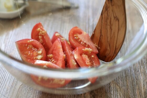 トマトとめんつゆとしょうがを混ぜる