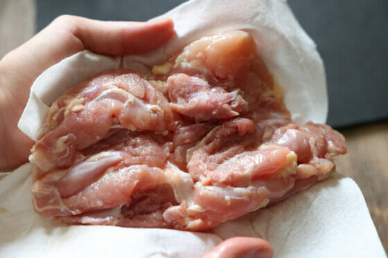 鶏もも肉の水気をキッチンペーパーで拭き取る