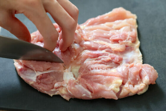 鶏もも肉（鶏肉）の下処理(下ごしらえ)。切り方・筋取り・開き方を解説