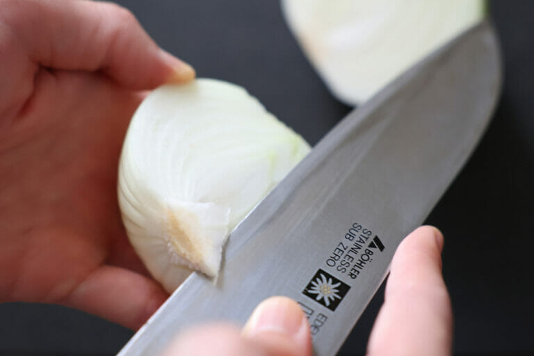 玉ねぎのくし切り。基本の切り方!カレーや味噌汁にも便利。 | やまでら くみこ のレシピ