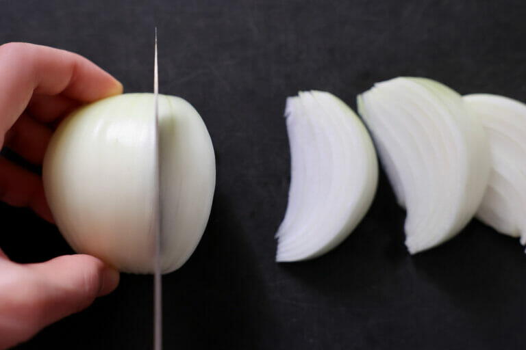 玉ねぎのくし切り。基本の切り方!カレーや味噌汁にも便利。 | やまでら くみこ のレシピ