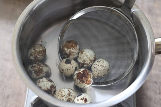 うずらの卵を鍋の中に移す