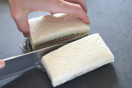 サンドイッチを半分に切る