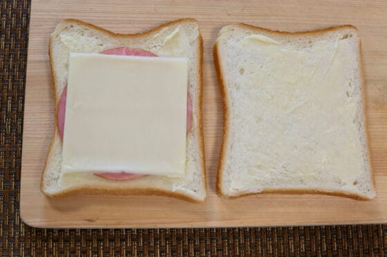 食パンにハムとチーズを乗せる