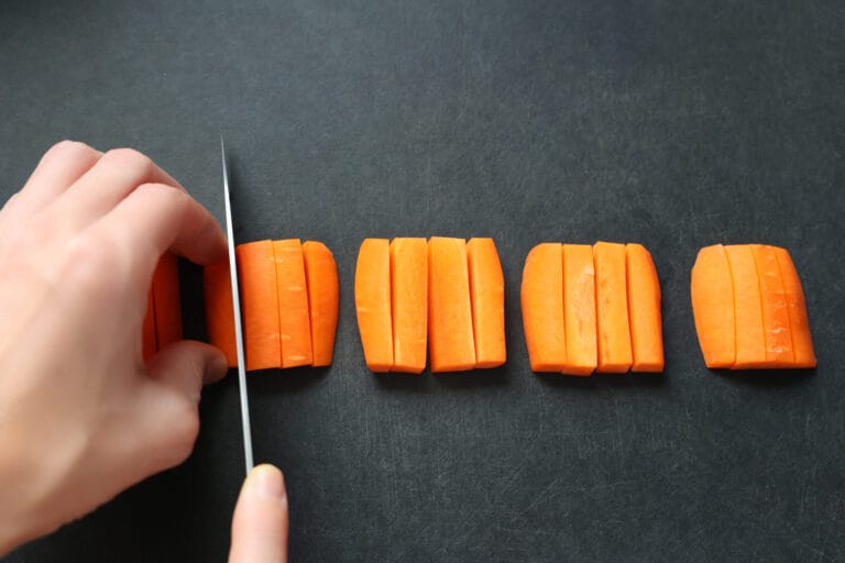 人参の角切り(さいの目切り)。基本の切り方! | やまでら くみこ のレシピ