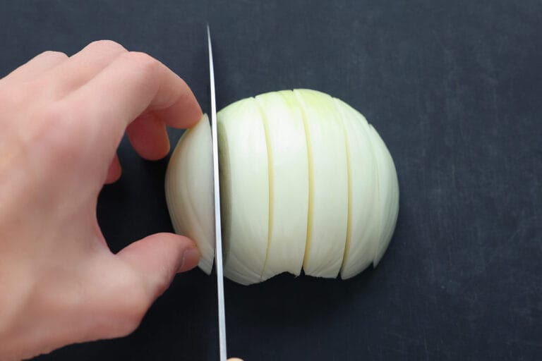 玉ねぎの角切り(さいの目切り)。基本の切り方! | やまでら くみこ のレシピ