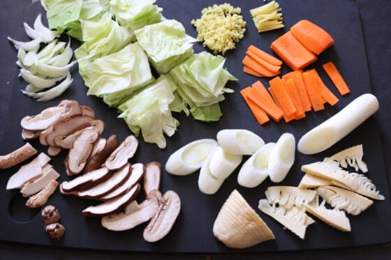 広東麺の具材の野菜を切る