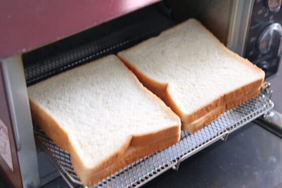 食パンをオーブントースターで焼く