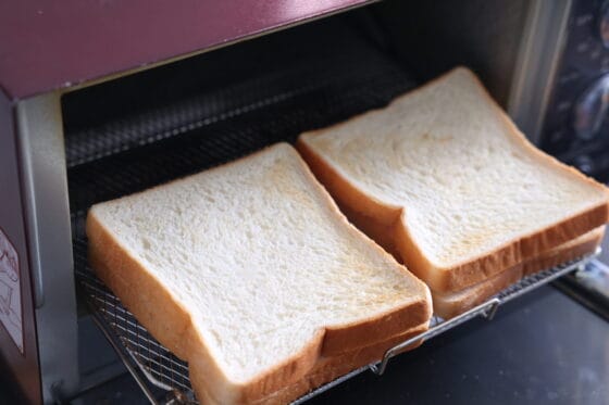 食パンが少しこんがりするまでオーブントースターで焼く