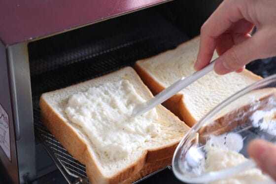 食パンの上にホワイトソースを塗る