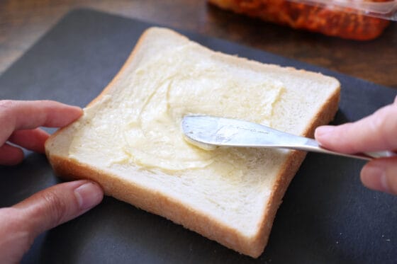 バターを食パンに塗る