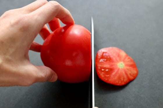 トマトのヘタを切る