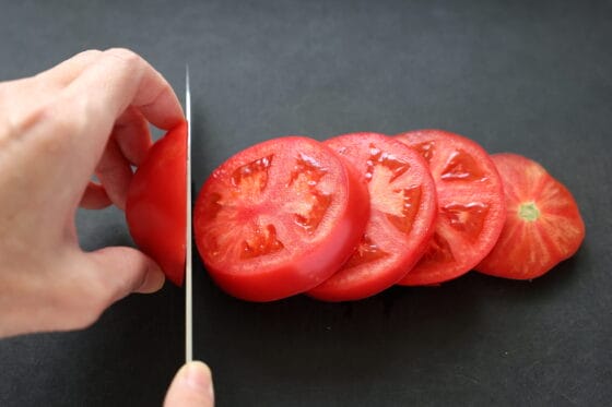 トマトの輪切り。基本の切り方！