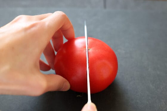 トマトを縦半分に切る