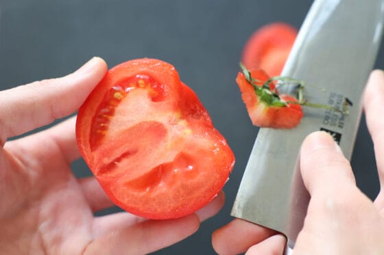 トマトのヘタを切り取る
