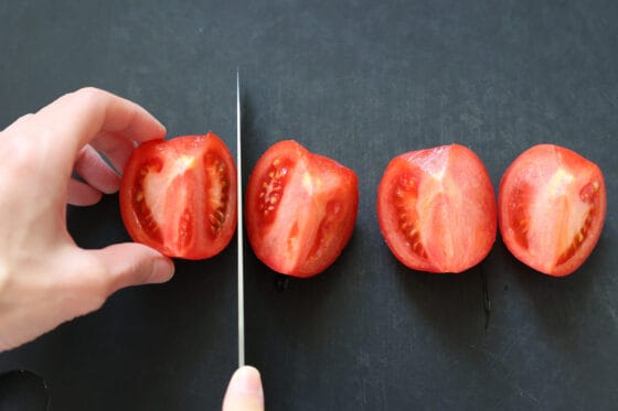 トマトを四等分する