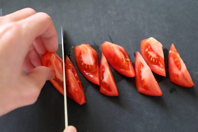 トマトのくし切りと乱切り。基本の切り方! | やまでら くみこ のレシピ