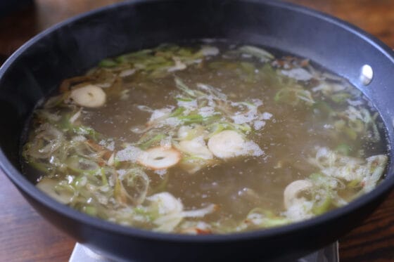 鶏ガラスープの素や水を加えて加熱してスープを作る
