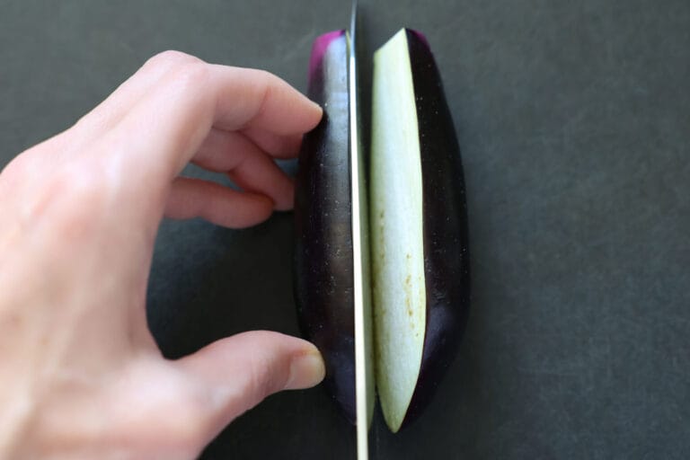 なすのくし切り(縦切り)。基本の切り方! | やまでら くみこ のレシピ