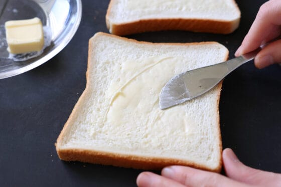 食パンにバターを塗る