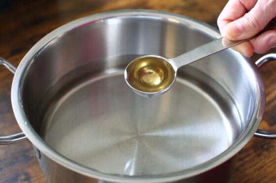 鍋に水と酢を入れる