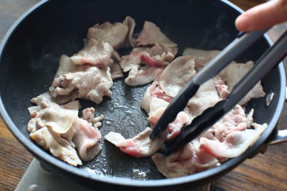 ごま油で豚肉を炒める