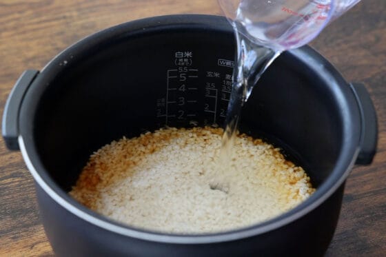 米と調味料と水を炊飯器に入れる