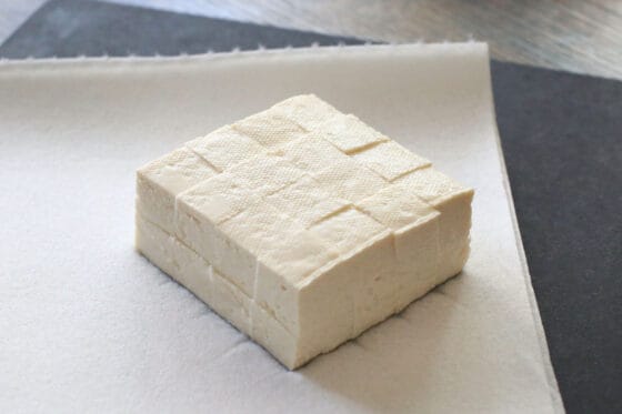 豆腐を2センチ角に切る