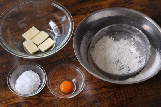 常温に戻したバターとふるった小麦粉と計量した砂糖と卵