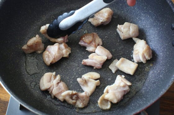 鶏肉を炒める
