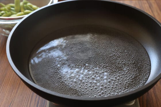フライパンに水と塩を入れて沸騰させる