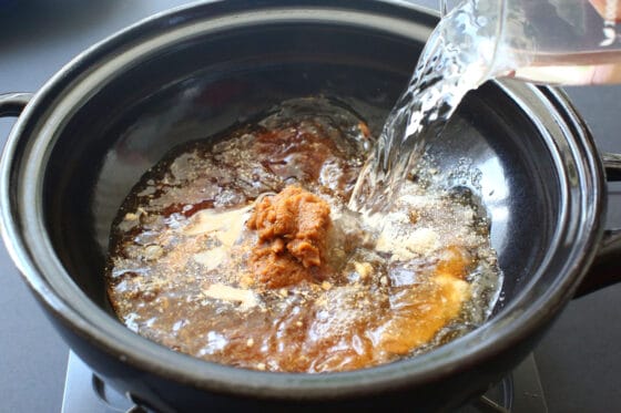 鍋に調味料と水を加える