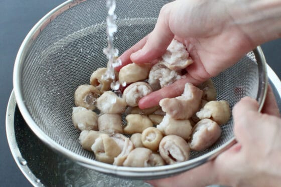 もつを流水に当てて冷ます