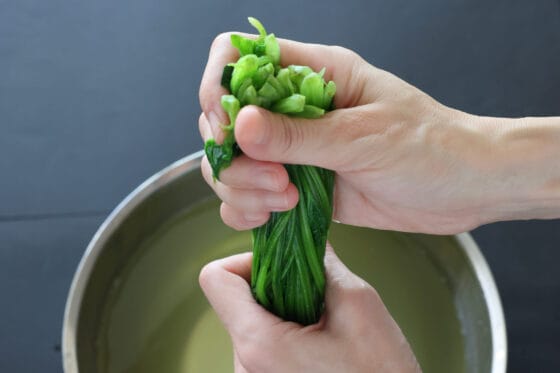 茹でたほうれん草の水気を絞る