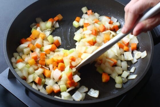 野菜を炒める