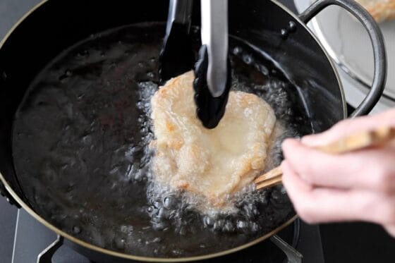 鶏肉を揚げ油から取り出す