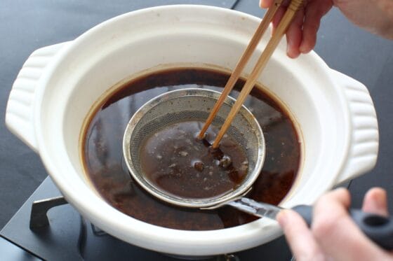 味噌を菜箸で混ぜて溶かす