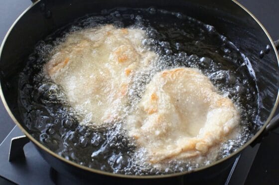 鶏肉を裏返して揚げる