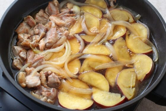 煮終えたさつまいもと鶏肉の煮物