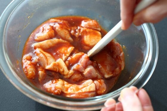 タレを作って鶏肉を漬け込む