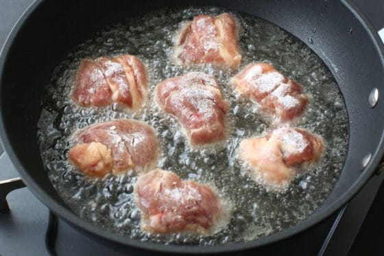 酢豚の豚肉を揚げ焼きにする