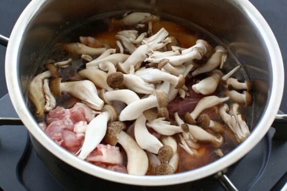 鍋に水と調味料を入れて鶏肉としめじを加える