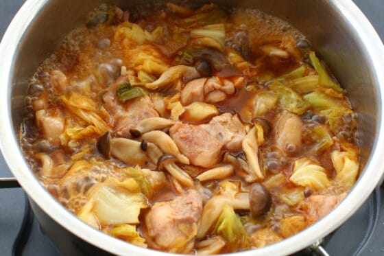 完成した鶏もも肉とキャベツの煮物