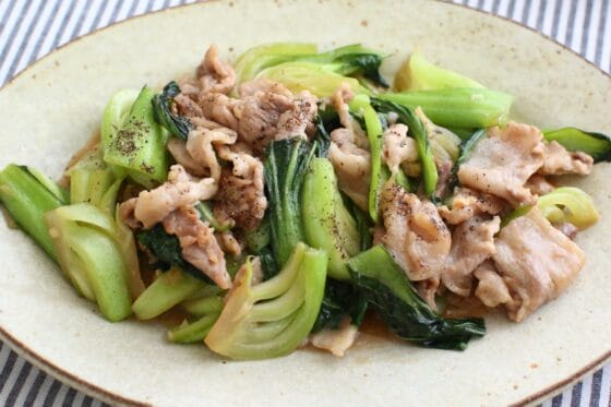 チンゲン菜と豚肉炒め｜バター醤油でごはんがすすむ簡単レシピ