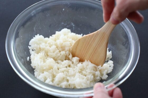 調味料を加えてご飯を軽く混ぜる