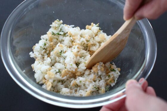 天かすと白ごまと青のりをご飯に混ぜる