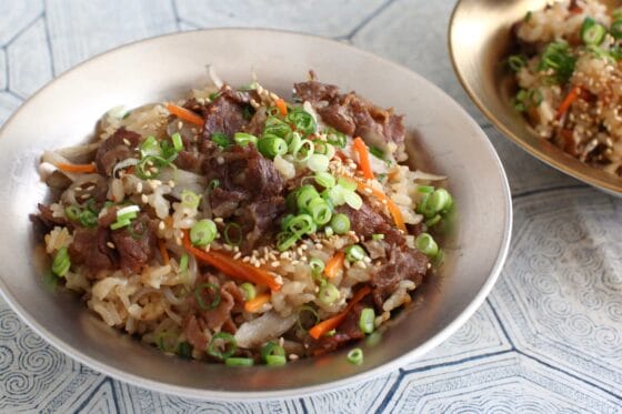 パーティーのおもてなし料理（牛肉とごぼうの炊き込みご飯）