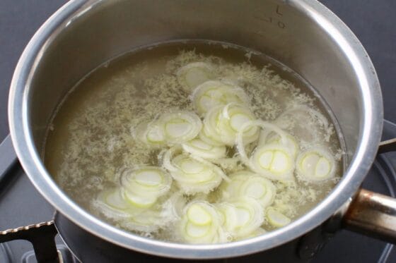 水と鶏ガラと香味野菜を鍋に入れる