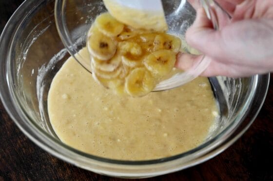 レンジで加熱した輪切りバナナを生地に加える