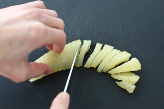 数の子を食べやすい大きさに切る